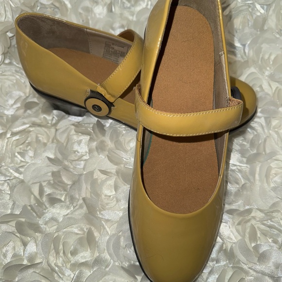 Dr. Comfort Chic Tan Heels for Every Occasion - Picture 6 of 7